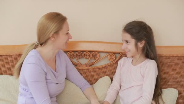 Maman et fille parlent coeur à cœur à la maison sur un canapé en osier — Video