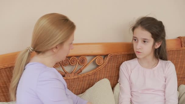 Anya és lánya beszélni szív-a szív otthon egy fonott kanapé — Stock videók