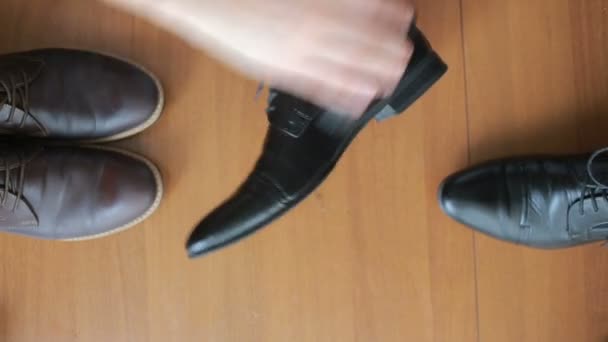 Fermer chaussures de polissage, chaussures de nettoyage homme d'affaires, matériau en cuir — Video