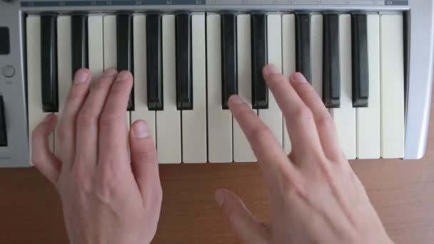 En man spela piano. höger hand — Stockvideo