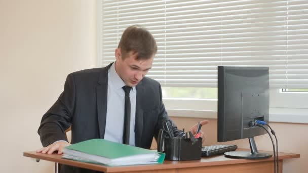 Gerente cansado de trabajar haciendo ejercicios físicos en la mesa de la oficina — Vídeos de Stock