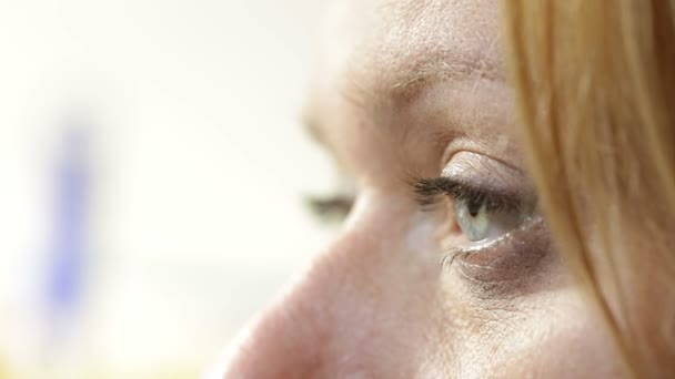 Olhos de perto, rímel manchado ao redor dos olhos, fadiga — Vídeo de Stock