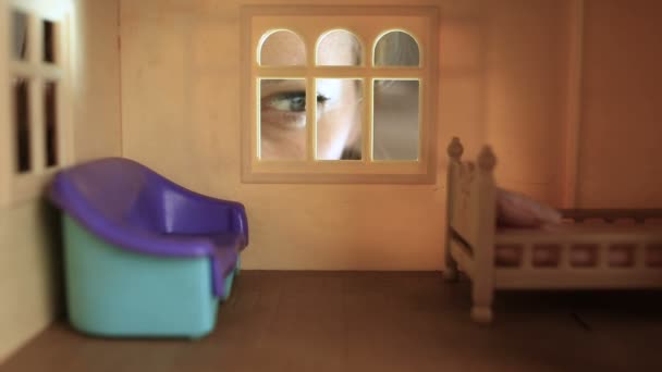 Das Auge blickt in das Puppenhaus, Kinderalbträume, schreckliche Träume — Stockvideo