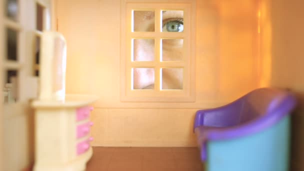 El ojo mira dentro de la casa de muñecas, pesadillas de niños, sueños terribles — Vídeos de Stock