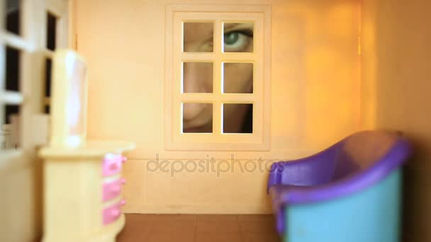 El ojo mira dentro de la casa de muñecas, pesadillas de niños, sueños terribles — Vídeos de Stock