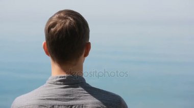 İşadamı elbiseli bir plaj boyunca elini kolunu sallaya dönüyor. güzel plaj hayran