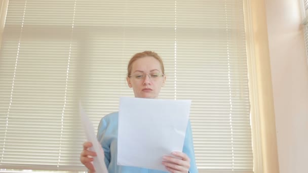 Kızgın işadamı Office belge kazık kadar yığını — Stok video