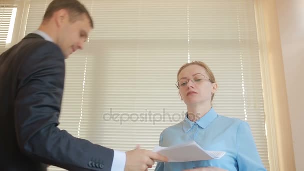 Angry businessmen, man and woman in the office, shouting at each other close-up — Stock Video