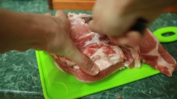 As mãos masculinas cortam a carne crua em bifes em uma tábua de corte. Close-up . — Vídeo de Stock