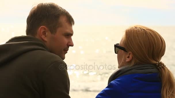 Couple mangeant de la pizza au bord de la mer, temps froid, ensemble — Video
