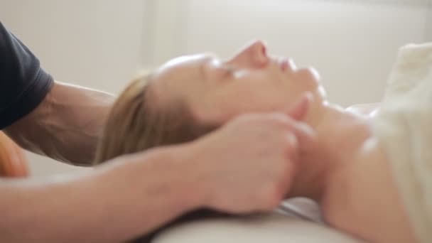 Мужские руки делают массаж лица для женщины — стоковое видео