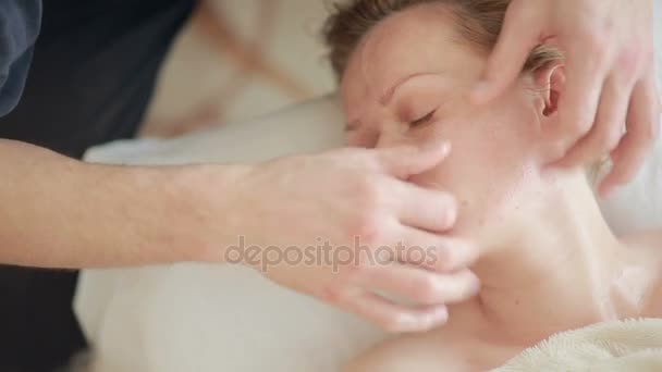 Mens mãos fazer massagem facial para uma mulher — Vídeo de Stock