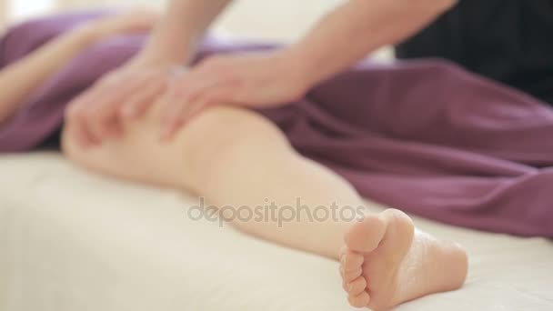 Мужской массажист делает массаж ног для женщин, бедер, антицеллюлитный массаж — стоковое видео