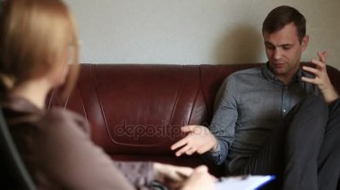 İstişare bir psikolog, bir kadın terapist danışmanlık bir adam bir anksiyete bozukluğu olan bir hastada psikopati