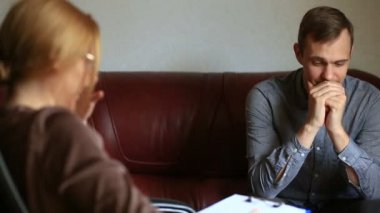 İstişare bir psikolog, bir kadın terapist danışmanlık bir adam bir anksiyete bozukluğu olan bir hastada psikopati