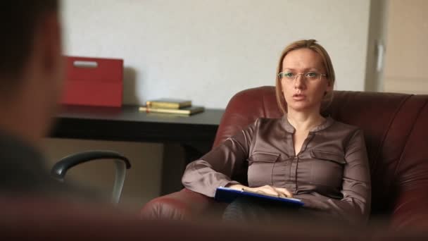 İstişare bir psikolog, bir kadın terapist danışmanlık bir adam bir anksiyete bozukluğu olan bir hastada psikopati — Stok video