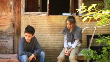 Mülteci çocuklar bombaladı evlerin arka planı. Savaş, deprem, yangın