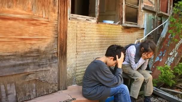 Flyktingbarn mot bakgrund av bombade hus. Krig, jordbävning, brand — Stockvideo