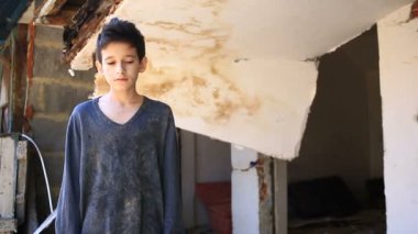 Mülteci çocuklar bombaladı evlerin arka planı. Savaş, deprem, yangın