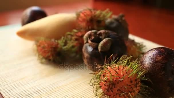 Экзотические тропические фрукты на столе. Тайские фрукты — стоковое видео