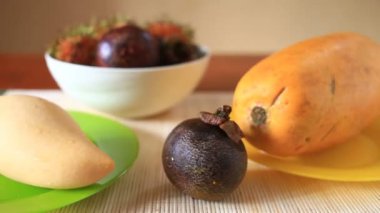 Egzotik tropik meyve masada. Tay meyve