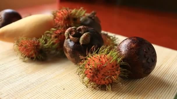 Fruits exotiques tropicaux sur la table. Fruits thaïlandais — Video