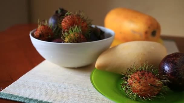 Fruta tropical exótica en la mesa. Fruta tailandesa — Vídeos de Stock