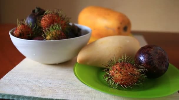Exotiska tropiska frukter på bordet. Thailändsk frukt — Stockvideo