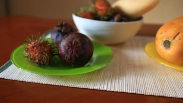 Exotische tropische Früchte auf dem Tisch. thailändische Früchte — Stockvideo