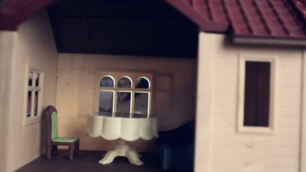 De oog-peers in de doll house, childrens nachtmerries, verschrikkelijke dromen — Stockvideo