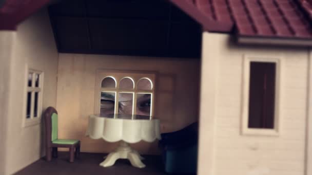 Das Auge blickt in das Puppenhaus, Kinderalbträume, schreckliche Träume — Stockvideo