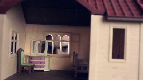 El ojo mira dentro de la casa de muñecas, pesadillas de niños, sueños terribles — Vídeo de stock
