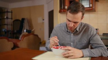 Adam mutfağında evde pirinç ve pirzola yiyor