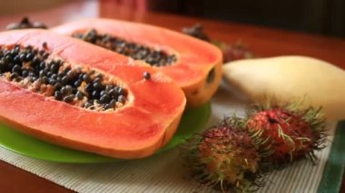 Egzotik tropik meyve masada. Tay meyve. Papaya meyve yarıya. yakın çekim