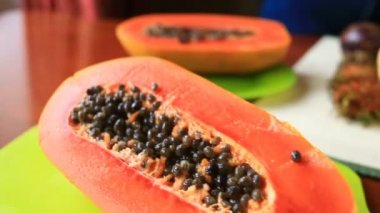 Egzotik tropik meyve masada. Tay meyve. Papaya meyve yarıya. yakın çekim