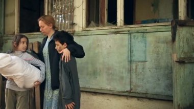 Mülteci çocuklar ve anneleri bombaladı evlerin zemin üzerine kollarında bir çocukla. Savaş, deprem, yangın