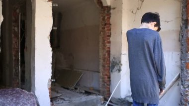 Mülteci çocuklar bombaladı evlerin arka planı. Savaş, deprem, yangın