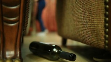 Kadın alkollü bağımlılığı, elinde bir şişe kadınla.