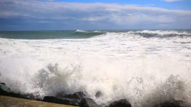 Deniz fırtına, köpük, dev dalgaları karşı taşlar kırık