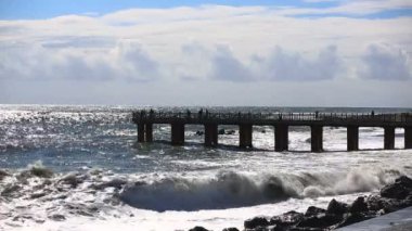 Deniz fırtına, köpük, dev dalgaları karşı taşlar kırık