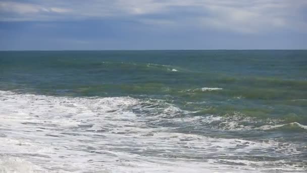 Морской шторм, огромные волны пены разбиваются о камни — стоковое видео