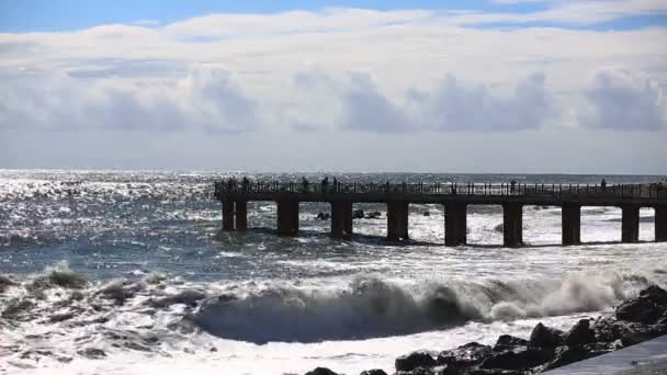 Burza na morzu, ogromne fale piany są przerwane przed kamieniami — Wideo stockowe