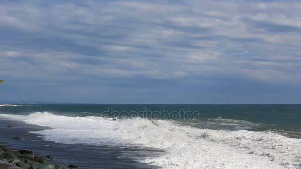 Tempête de mer, d'énormes vagues de mousse sont brisées contre les pierres — Video