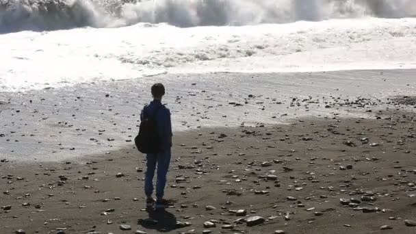 Man maakt een gevaarlijke zelf tijdens een storm op zee tegen een gigantische golf — Stockvideo