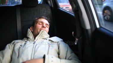 adamın sürücüsü meşgul yolun kenarında sürücüleri koltukta uyuya kalmışım. Arabada bekliyor