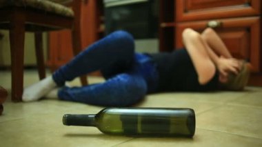 İçme alkol, kadın elinde şişe ile bir kadın. Alkol arka plan yerde yatarken bir kadının altında boş şişe.