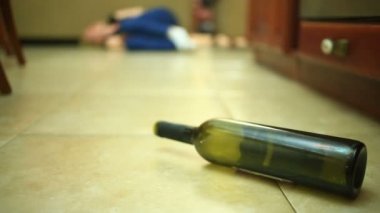 İçme alkol, kadın elinde şişe ile bir kadın. Alkol arka plan yerde yatarken bir kadının altında boş şişe.