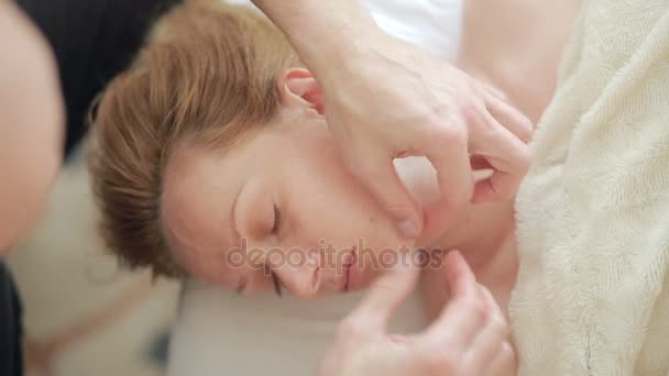 Masajista Masculino haciendo masaje facial y de cabeza a mujer . — Vídeo de stock