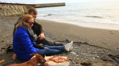 Çift pizza sahil, soğuk hava, birlikte yemek