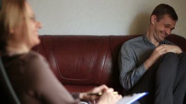 İstişare bir psikolog, bir kadın terapist danışmanlık bir adam bir anksiyete bozukluğu olan bir hastada psikopati.